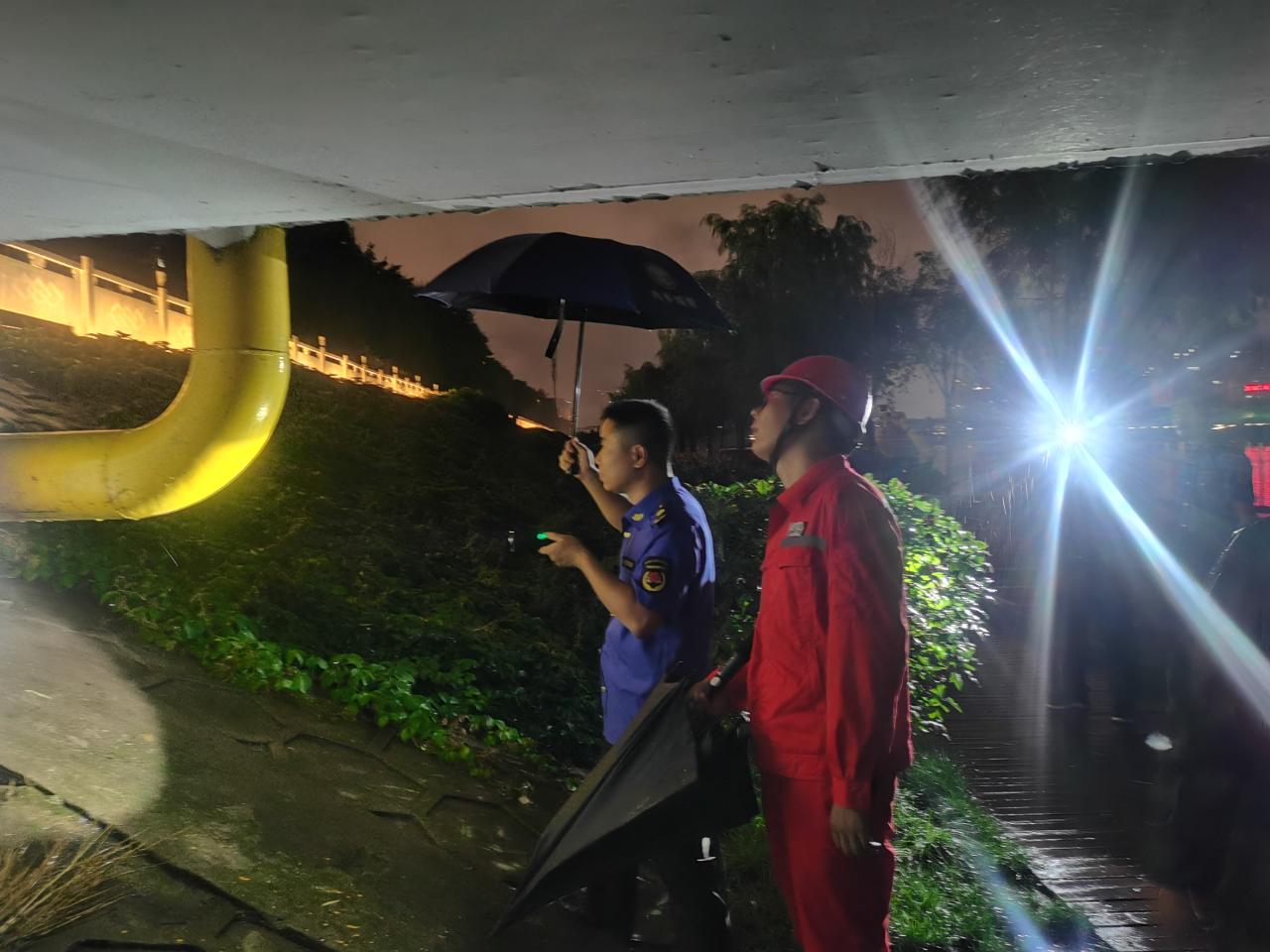 一线·防汛 | 燃气集团打好防汛主动战,筑牢燃气“安全堤” 一线·防汛 | 燃气集团打好防汛主动战,筑牢燃气“安全堤”